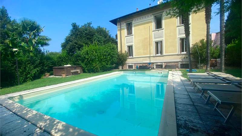 Villa con piscina in Vendita a Varese (VA)